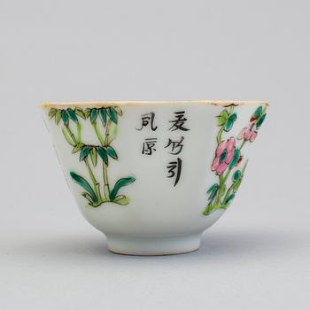 A SET OF SIX CHINESE PORCELAIN BOWLS, 20th century.