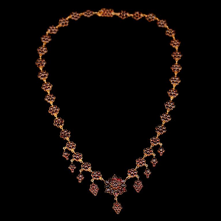 COLLIER, förgyllt silver med granater.