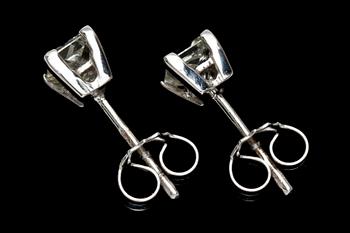 ÖRHÄNGEN, ett par. 18k vitguld med prinsesslipade diamanter, tot ca 1 ct. Vikt 1,8 g.