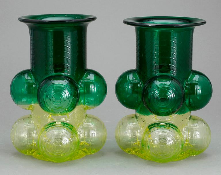 VASER, ett par, glas, "Pajazzo" Nanny Still, Riihimäen Lasi, 1900-talets andra hälft.