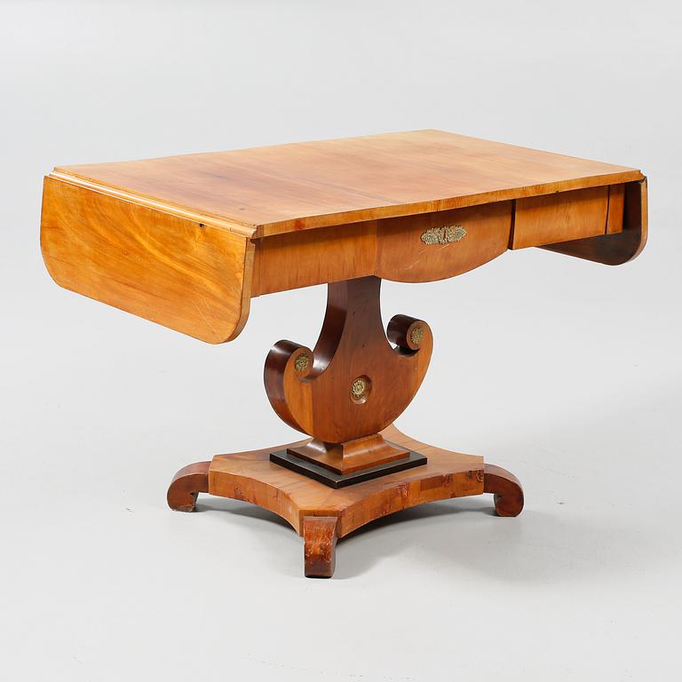 SALONGSBORD, Karl Johan, 1800-talets första hälft.