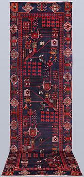 A Hamadan runner, approx. 400 x 117 cm.
