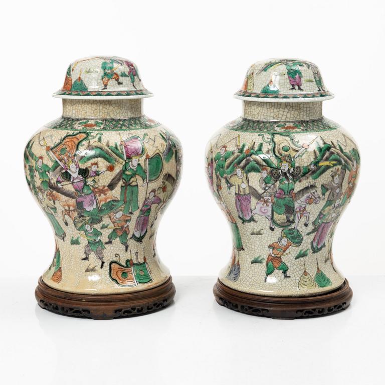 Urnor, ett par, Kina, Qingdynastis slut/omkring år 1900.