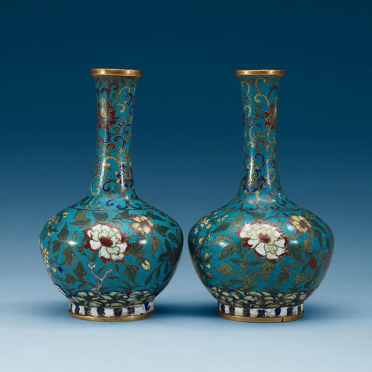 A pair of cloisonné vases, Qing dynasty.