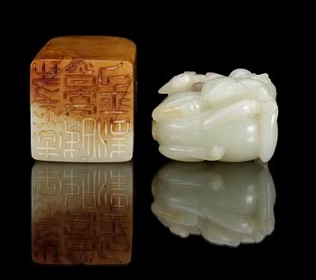 SIGILLSTAMP samt FIGURIN, nefrit. Kina, 1900-talets början.