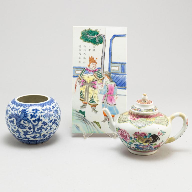 A famille rose teapot, blue and white jar and a placquer, Qing dynasty and 20th century.