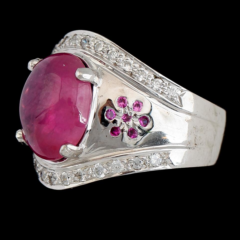 RING, silver, vita safirer, röd rubin.