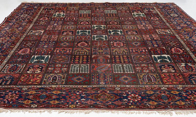 An antique/semi-antique Chahar Mahal va Bakhtiari carpet, c 450 x 375 cm.