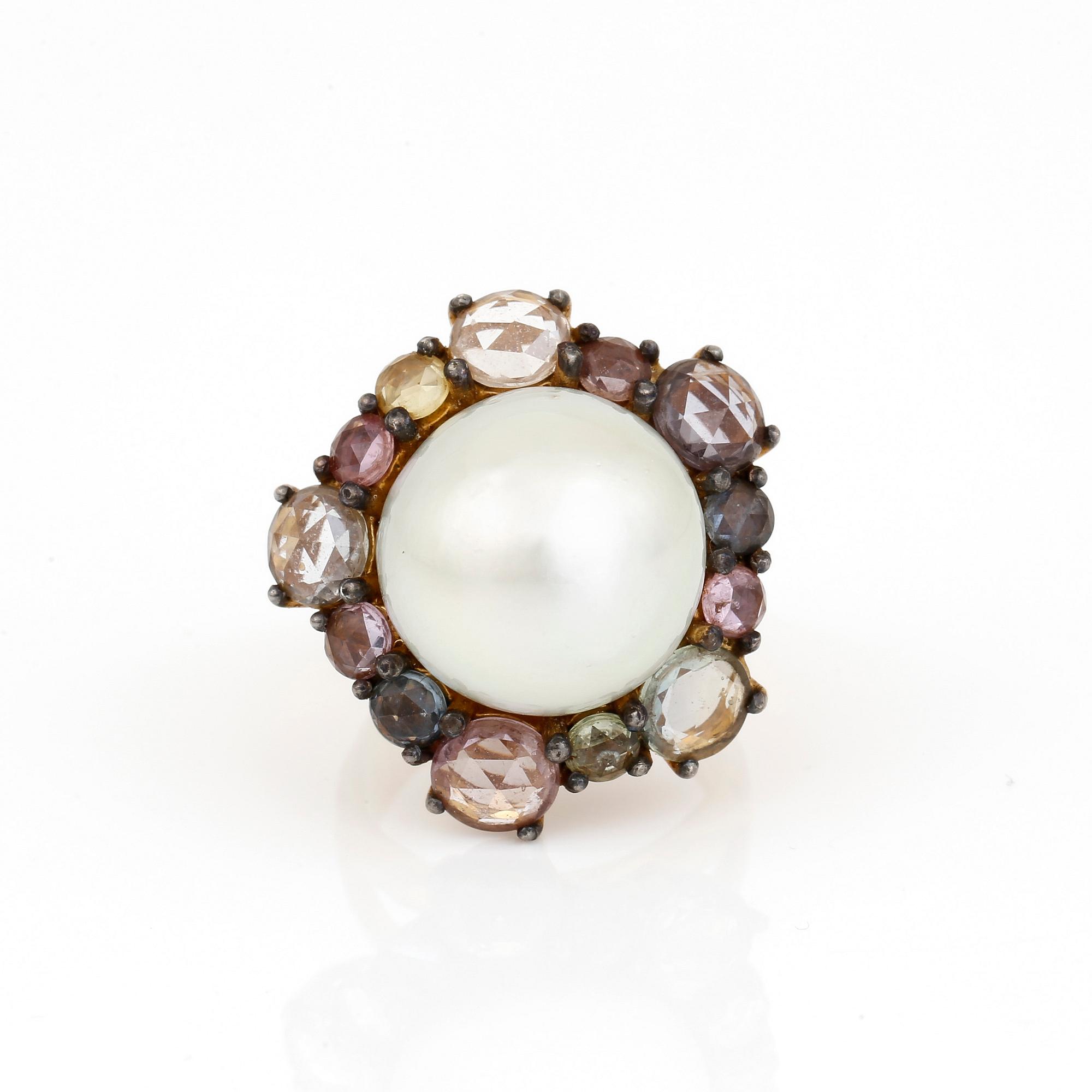 RING,  förgyllt silver med odlad 'South Sea' pärla och olikfärgade rosenslipade safirer. Totalvikt ca 14,39 g.