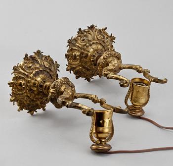 VÄGG-/BORDSLAMPOR, ett par, omkring 1900.