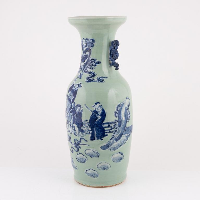 A Chinese porcelain vase, Qing dynasty, late 19th Century.