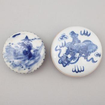 LOCKASKAR, 2 st, porslin, Kina, sannolikt 1800-tal.