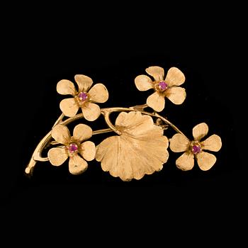BROSCH, 18k guld med små röda stenar. Vikt ca 8 gram.