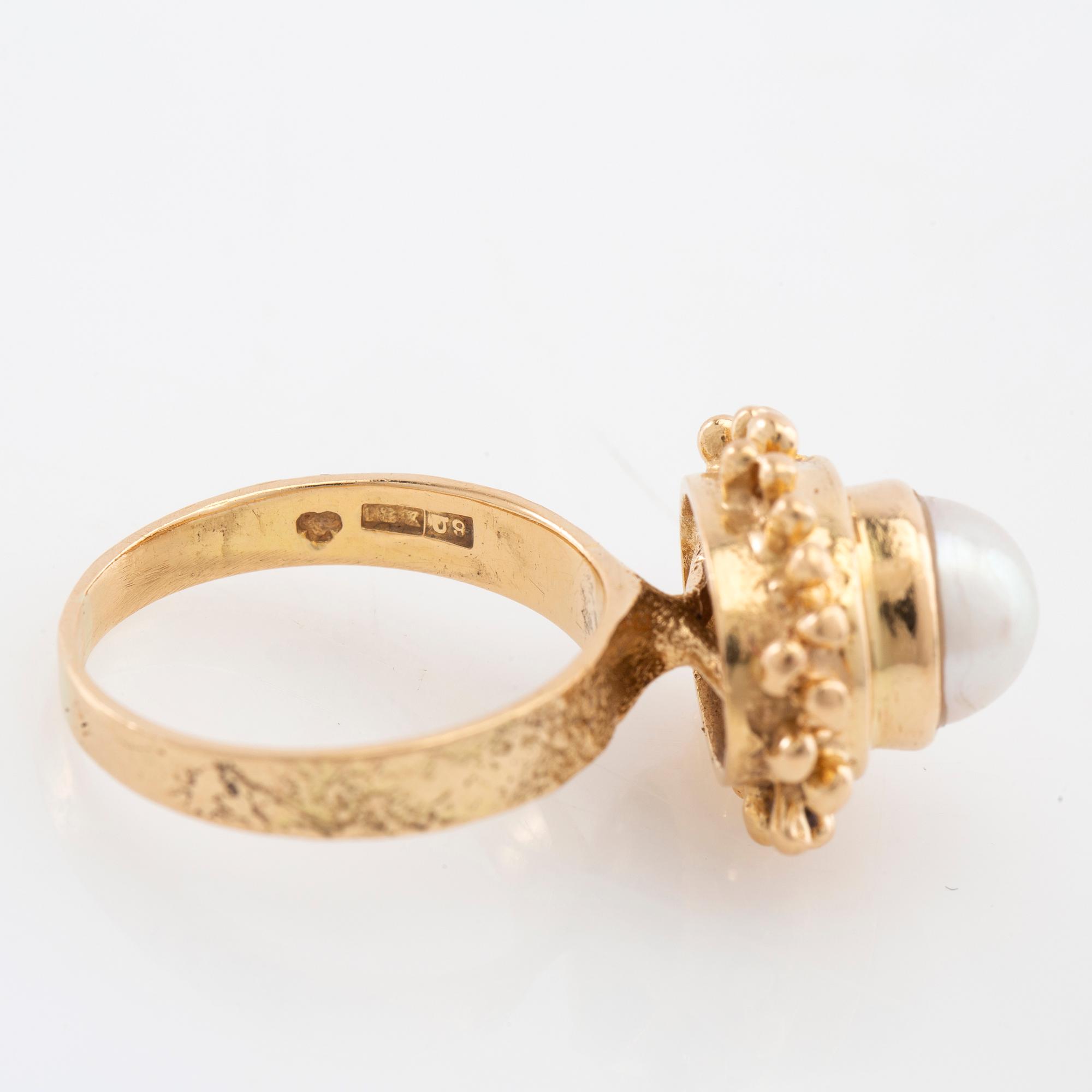 Ring 18K gold with a cultured pearl, G. Dahlgren & Co Malmö 1970.