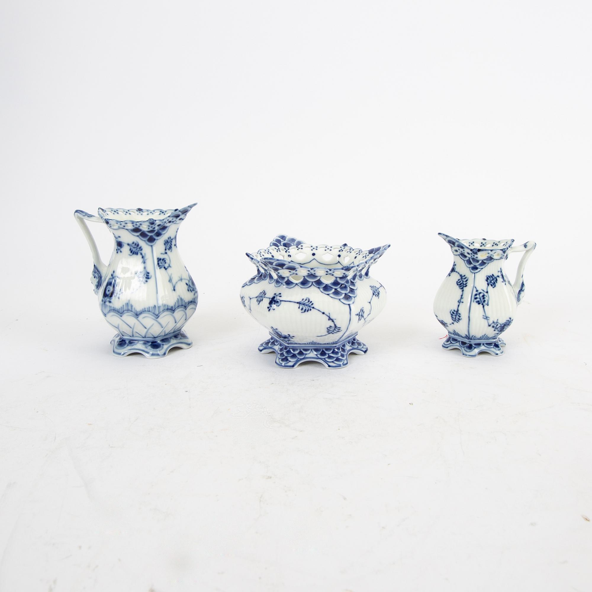 Service 45 dlr "Musselmalet" hel and halv blonde Royal Copenhagen Denmark porcelain.