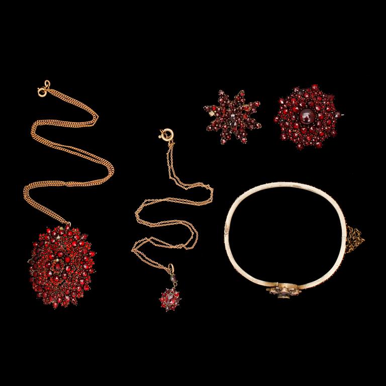 GARNITYR, 5 delar, granater och gulmetall. 1900-talets första hälft.