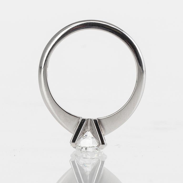 SORMUS, 18K valkokultaa, briljanttihiottu timantti 1,51 ct. Paino 4,7 g. Todistus EGL ja Aito Koskinen.