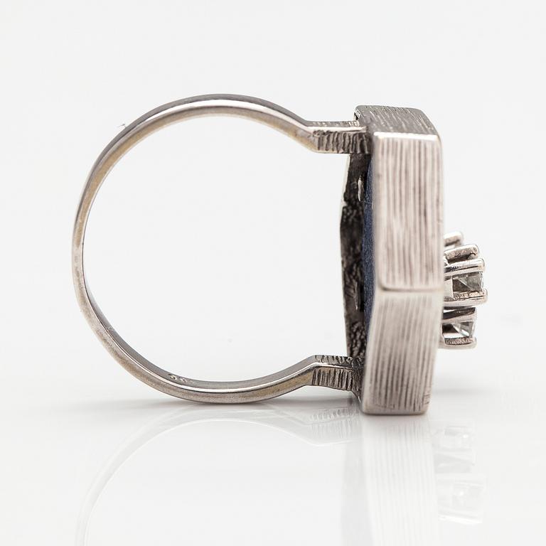 Ring, 14K vitguld, lapis lazuli och diamanter ca 0.16 ct tot.