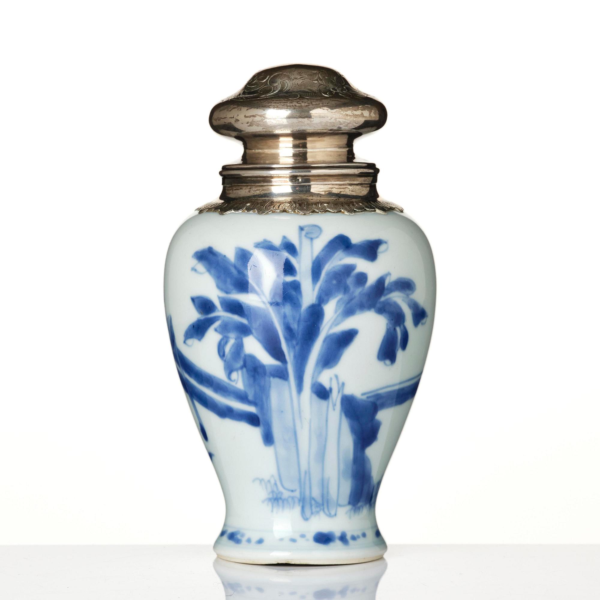 A blue and white tea caddy with silver mount, Qing dynasty, Kangxi (1662-1722).