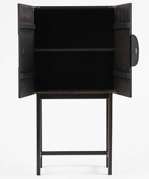 Mathieu Gustafsson, skåp, prototyp, "Tecknaren", utfört av snickarmästarna Markus Karlbom & Hannu Hietamäki, Burhult, 2024.