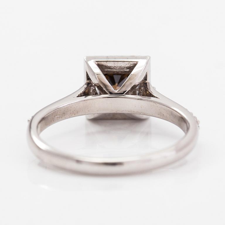 A 14K whitegold ring with diamonds ca. 1.32 ct in total. With AIG certificate.