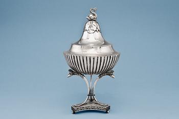 405. SUGAR BOWL WITH LID.