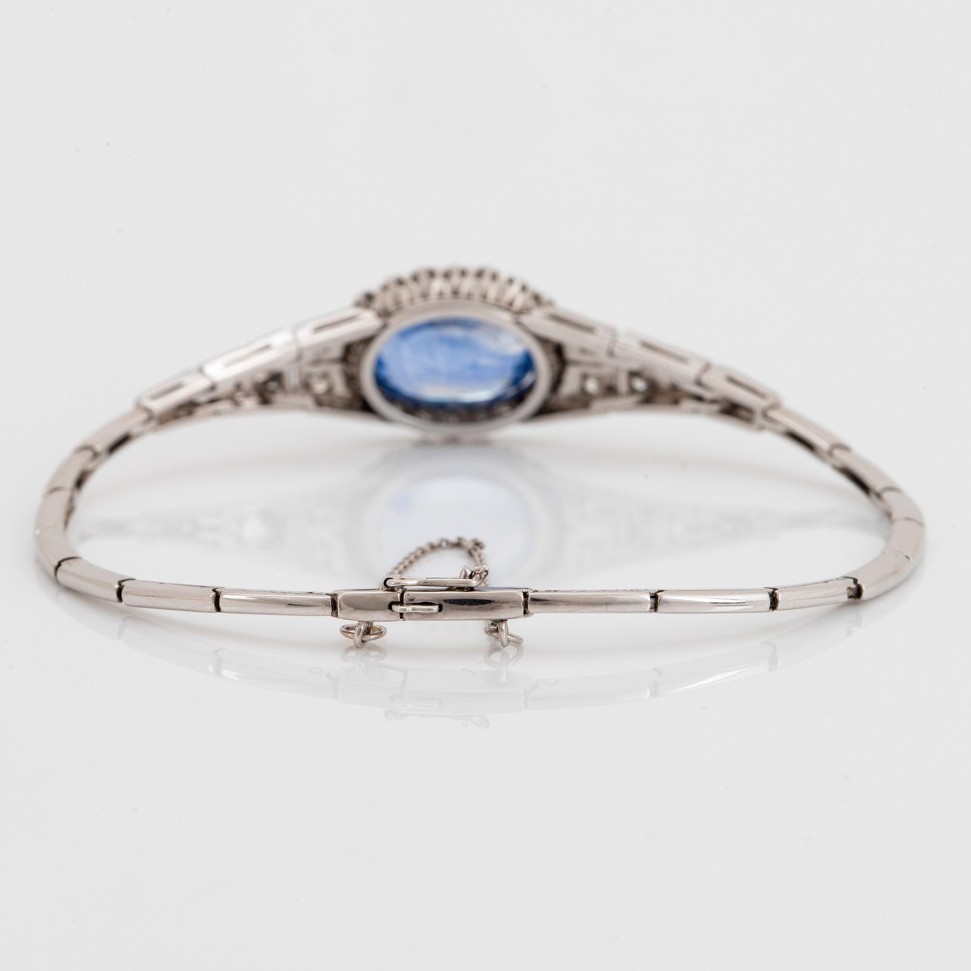 Armband 18K vitguld med en fasettslipad safir vikt ca 7.00 ct.
