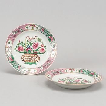 13 porcelain dishes, Samson, France, circa 1900.