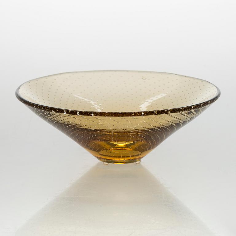 Gunnel Nyman, A glass bowl, model 'GN 11', signed G. Nyman Nuutajärvi Notsjö. Unclear dating.