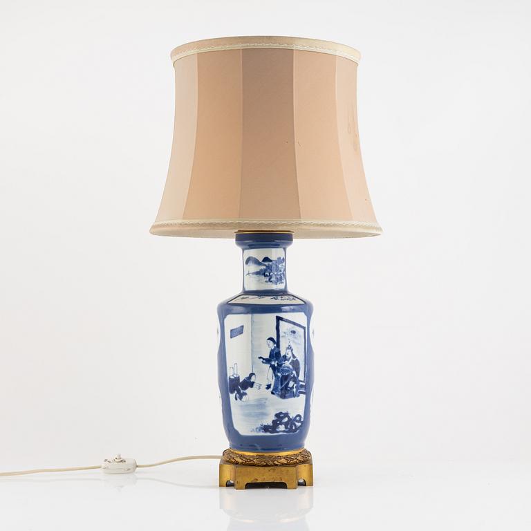 A table lamp/porcelain vase, China, around 1900.