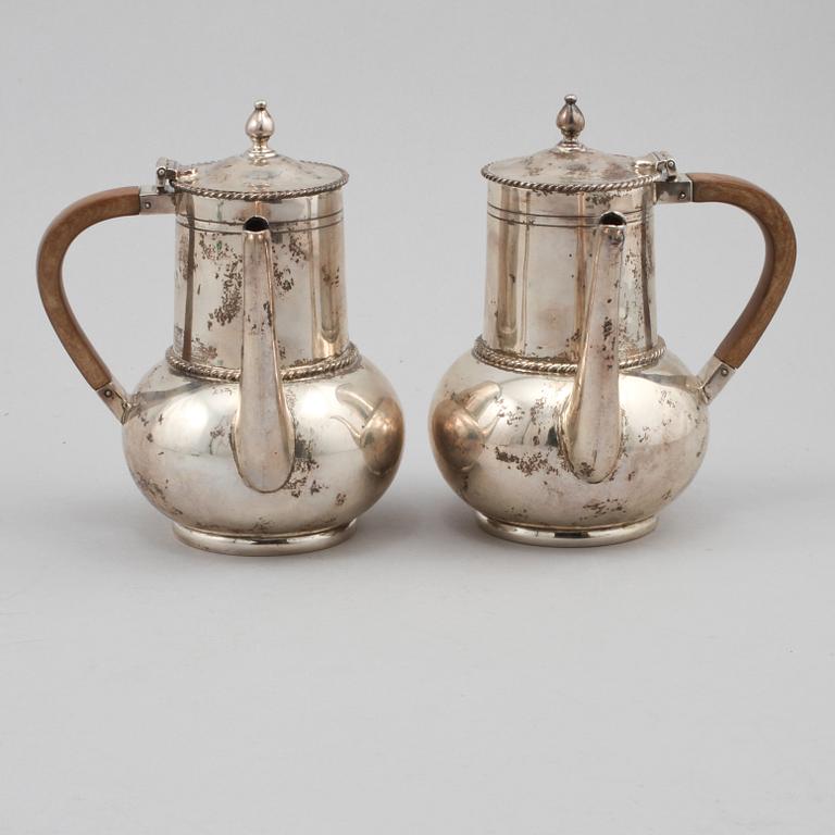 KANNOR, ett par, silver, Mappin & Webb, London, England, 1915, vikt 505 gram.