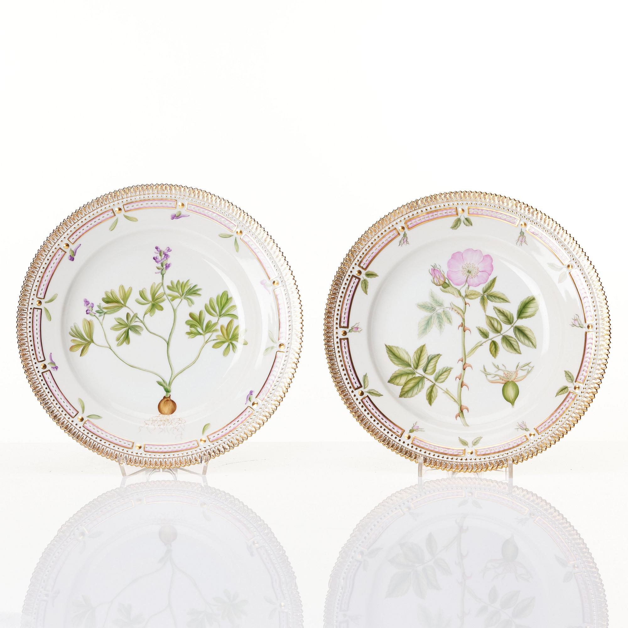 Tallrikar, 12 stycken, porslin. Royal Copenhagen, "Flora Danica". Danmark, 1900-tal.