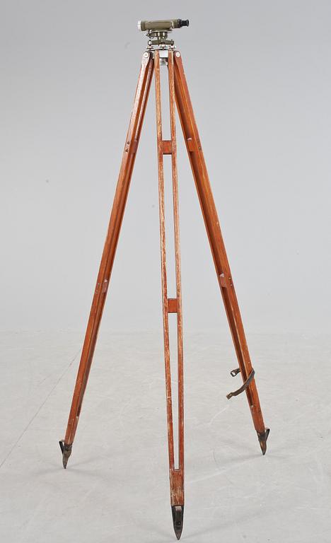 MÄTINSTRUMENT på tripod, 1900-talets mitt.