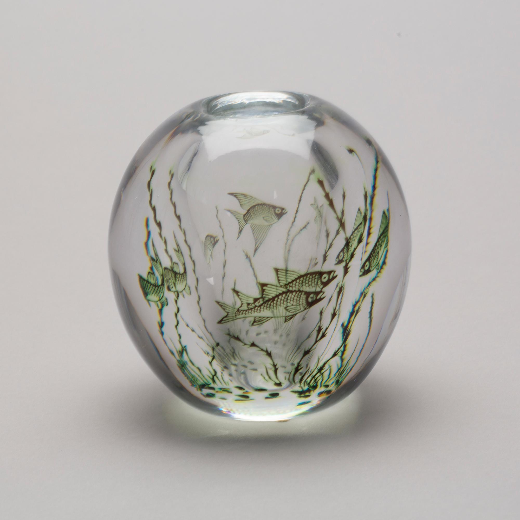 VAS, glas, Fiskgraal, Edward Hald, Orrefors, 1951. Numrerad och signerad.