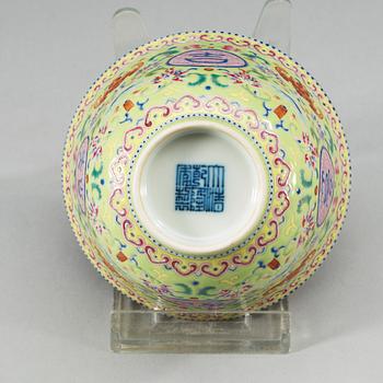 A famille rose green ground bowl, Qing dynasty, with Qianlongs seal mark.