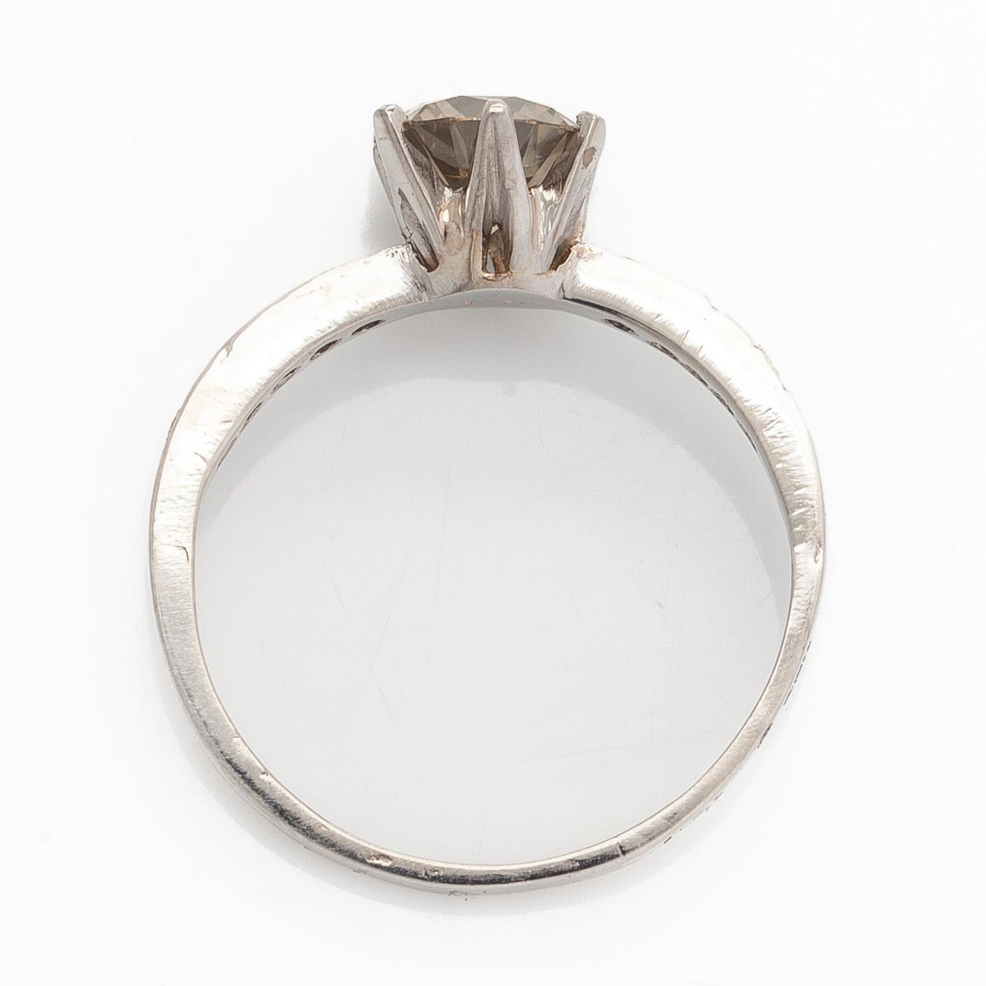 Ring, platina med en gulaktig diamant.