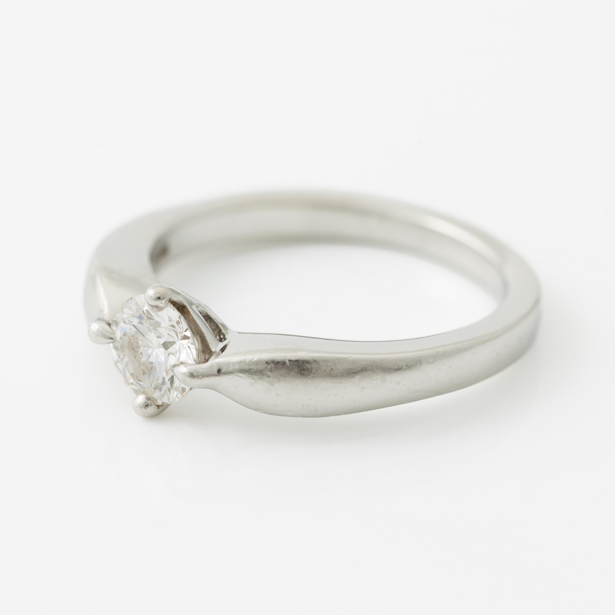 Bulgari, ring, platinum with brilliant-cut diamond.