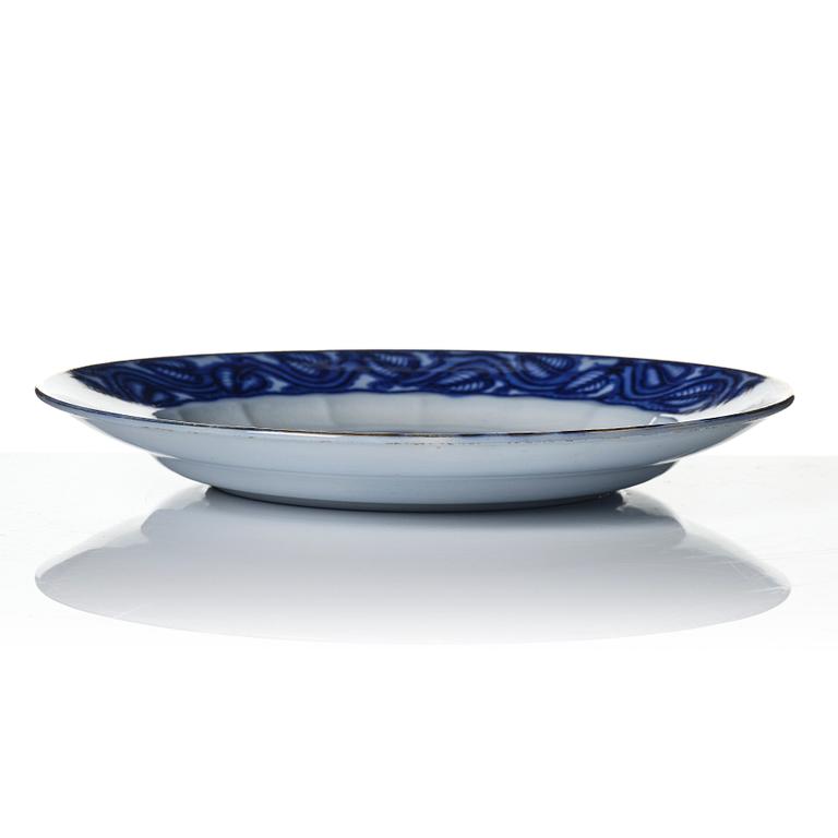 Wilhelm Kåge, mattallrikar samt fat, 16 delar, flintgods och porslin, "Fågel Blå", Gustavsberg, i produktion 1932-33.