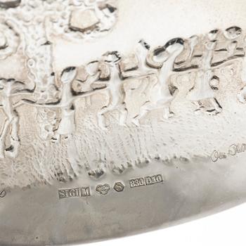 Olle Ohlsson, A silver dish, signed 1978 and numbered 76/350, Silvergillet AB, Malmö 1978.