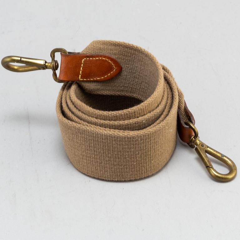 MULBERRY, a Mulberry Picnicbasket with tableware.