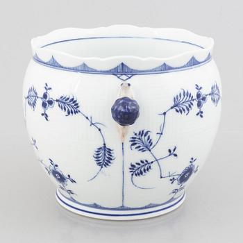A 'Blue Fluted Plain'/'Musselmalet' porcelain pot, Royal Copenhagen, 1901.