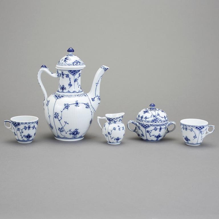 KAFFESERVIS, 33 delar, porslin, Musselmalmet halvblond, Royal Copenhagen.