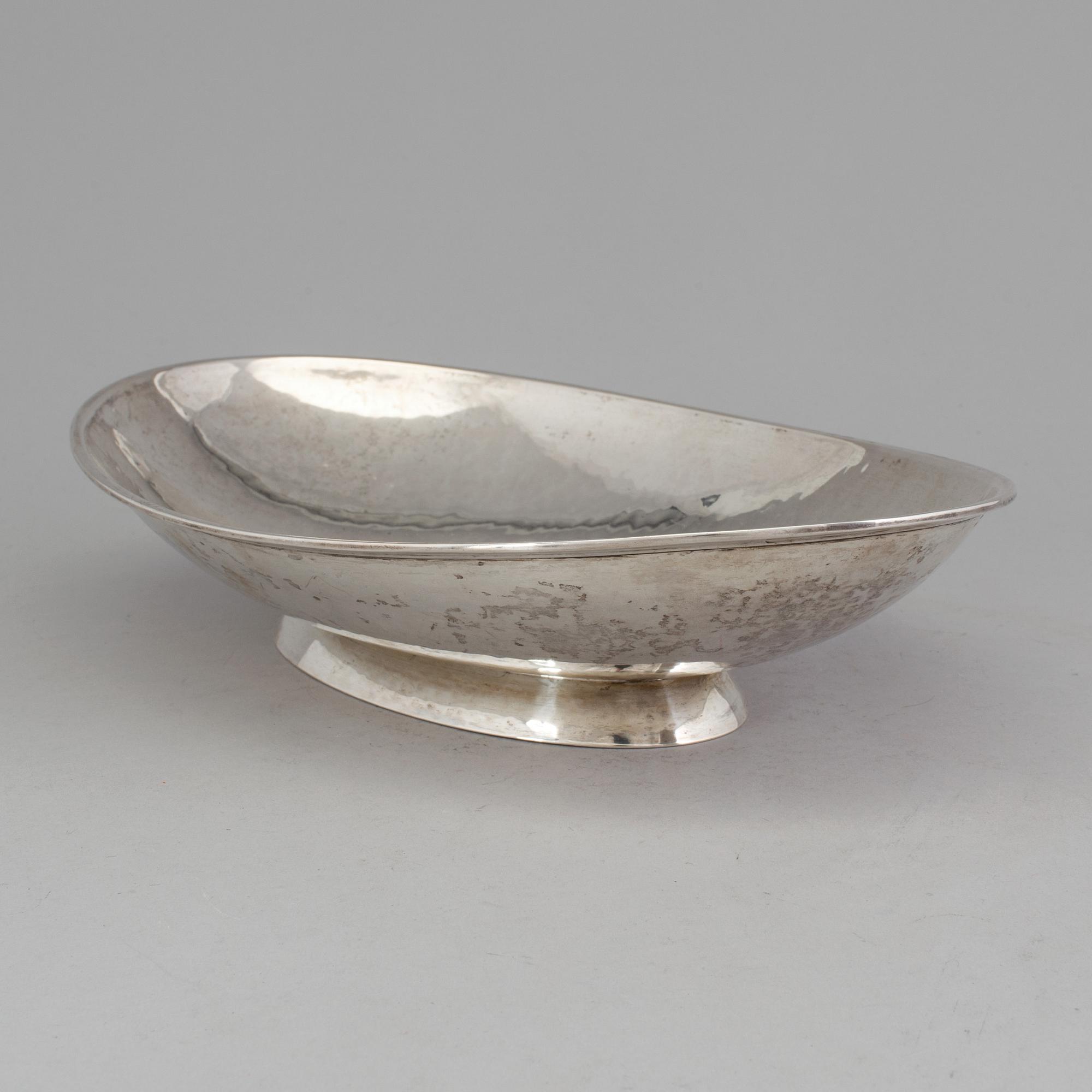 A 20th century German silver dish, maker's mark "GK". Weight 556 g.