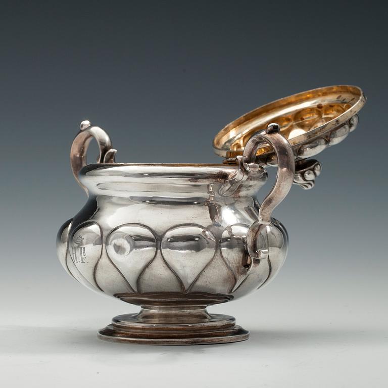 A SUGAR BOWL, 84 silver. Marked вл. Assay master Viktor Savinsky Moscow 1863. Height 13,5 cm. Weight 368,8 g.