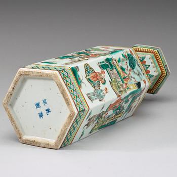 VAS, porslin, Qingdynastin 1800-tal. Med fyra karaktärers märke.