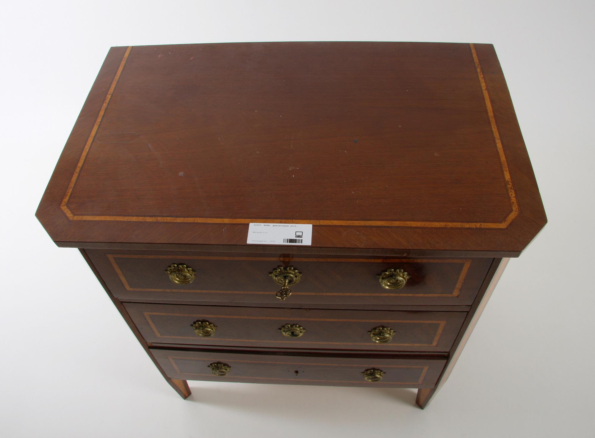 BYRÅ, gustaviansk stil.