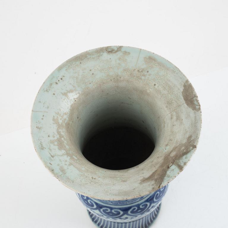 Trumpetvas, porslin, Kina, sen Qingdynasti/tidigt 1900-tal.