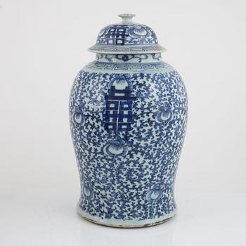 A lidded blue and white porcelain urn, China, late Qing dynasty.