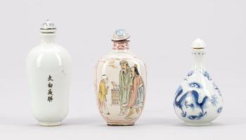 SNUSFLASKOR, 3 st, porslin, Kina, 1900-tal.