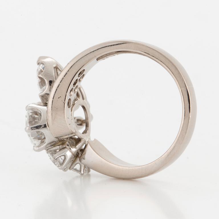 RING, design Siegfried Egger, med diamanter.